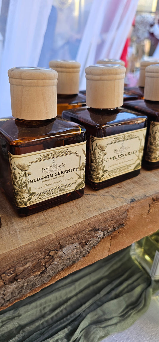 Hand-poured reed diffuser with vanilla and floral aroma, in apothecary bottle